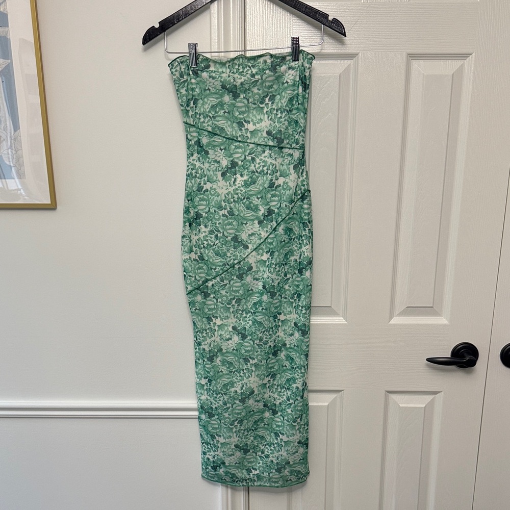 Showpo Green and White Floral strapless Dress
Size 2